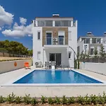 Enchanted Sunlit Retreat 1 Villa *