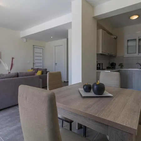 Enchanted Sunlit Retreat 1 Ίσθμια