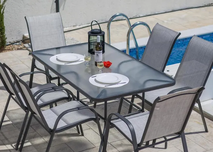 Enchanted Sunlit Retreat 1 فيلة